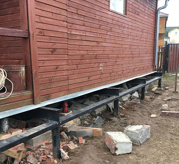 Ремонт старого фундамента винтовыми сваями в Чехове