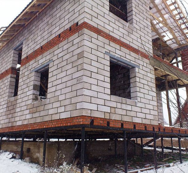 Монтаж свайно-винтового фундамента под дом из пеноблока в Чехове